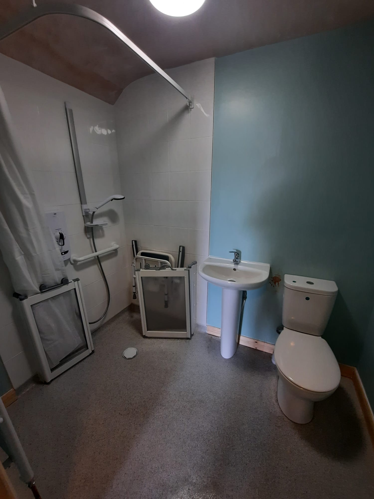 Adaptation Before and After - H2 Bathrooms Project